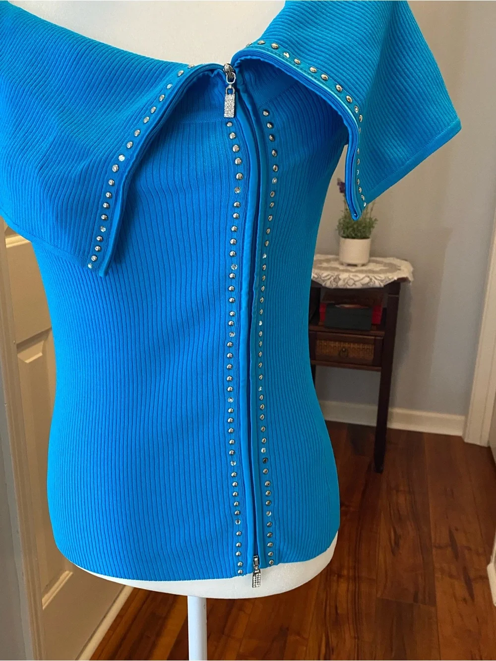 VINTAGE CACHE Bright Blue Ribbed Off-Shoulder Top with Zip and Studs - Picture 13 of 15